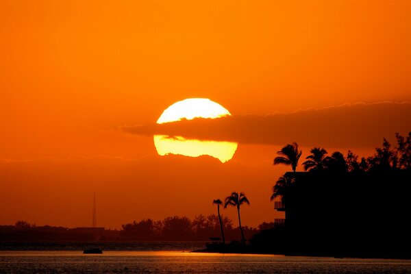 Puesta de sol naranja en el país caliente