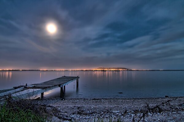 Francia Nocturna. Muelle junto al mar