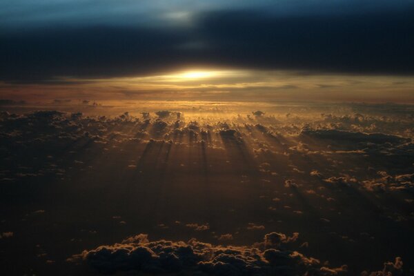 Hermosa puesta de sol con nubes