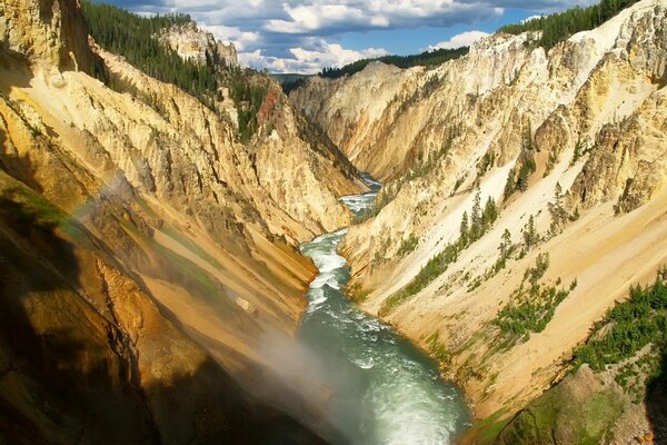 Der Fluss fließt in einer tiefen Schlucht