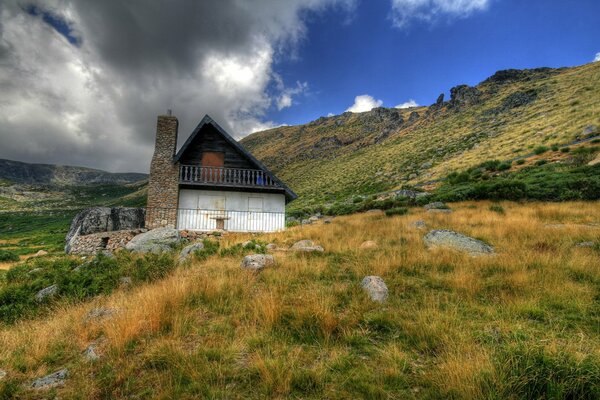 Ein Haus hoch in den Bergen ohne Bäume