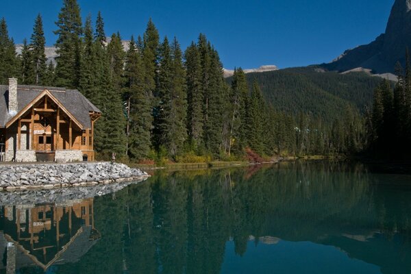 Maison dans les montagnes au bord du lac