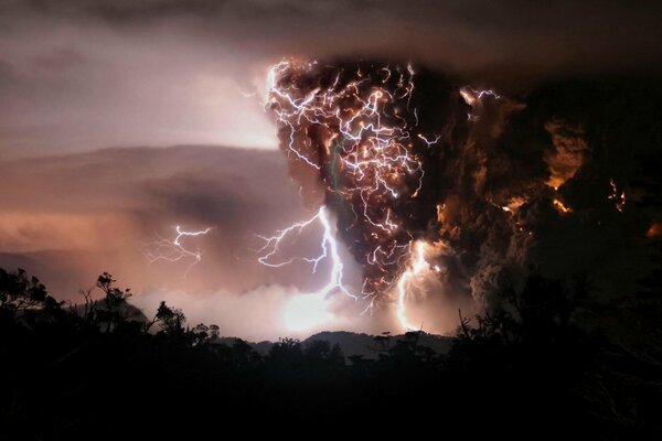 Éruption volcanique de nuit au Chili