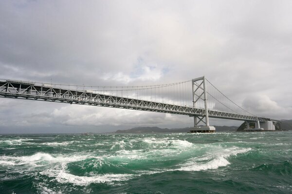 Fuertes olas bajo un puente largo