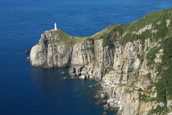 Faro en una montaña en Japón