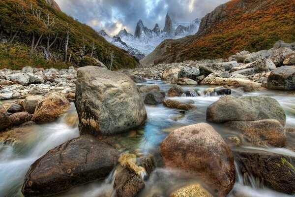 Cours de la rivière de montagne sur les rochers