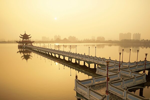 Pont sur l eau au coucher du soleil