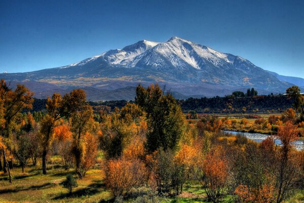 Belle photo de montagnes sur fond d écran