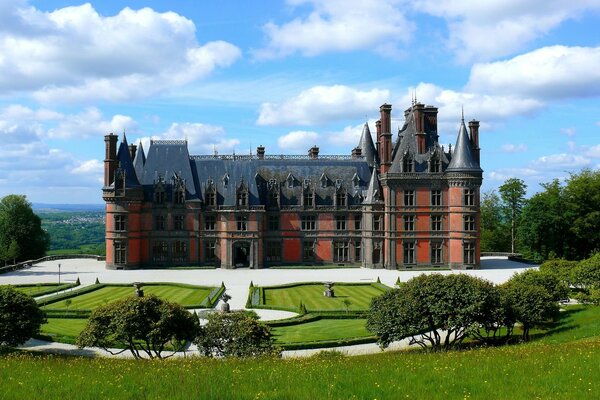 Castillo de verano con un hermoso Jardín