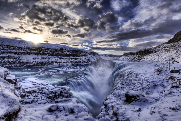 Fissure parmi les collines couvertes de neige