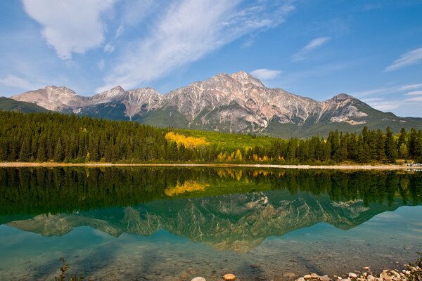 Reflet des montagnes dans l eau du lac