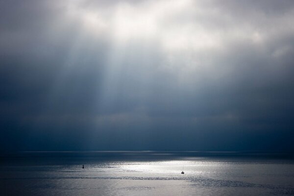 The rays of the sun illuminate the sea