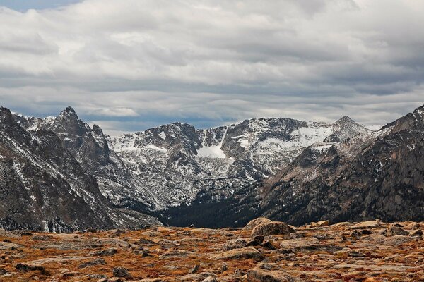 Montañas nevadas contra piedras