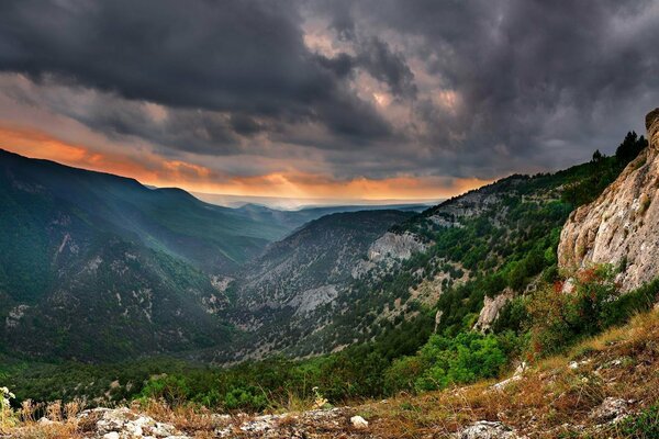 Montagne di Crimea e cielo di piombo