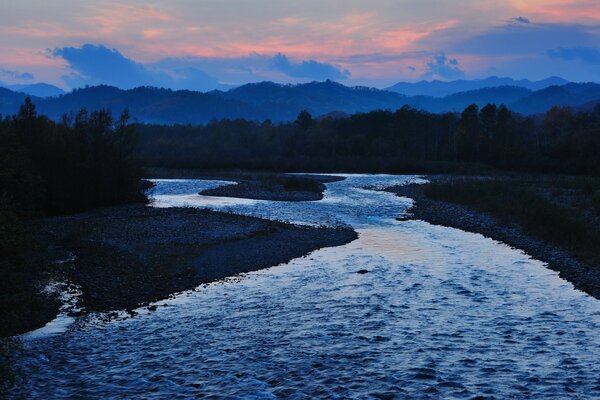 Rivière au Japon sur fond de nuages