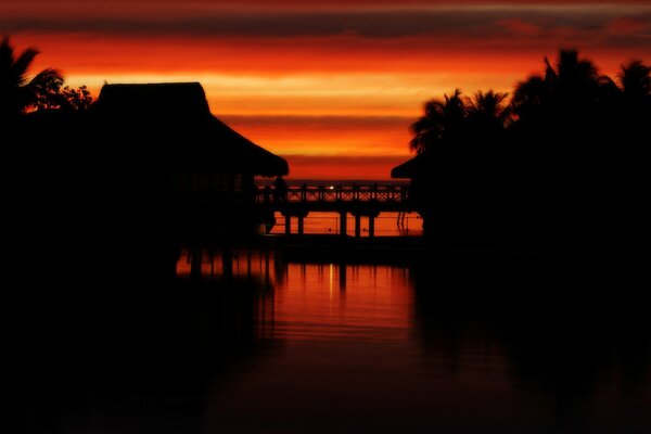 Puesta de sol tropical en la isla de Tahití