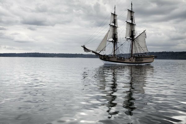 Belle photo d un navire sur l eau