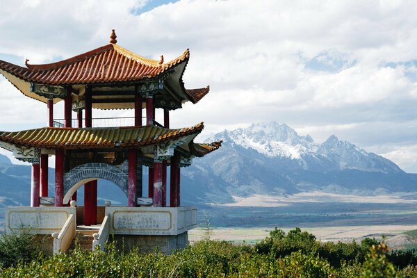 Pagoda China en medio de montañas nevadas