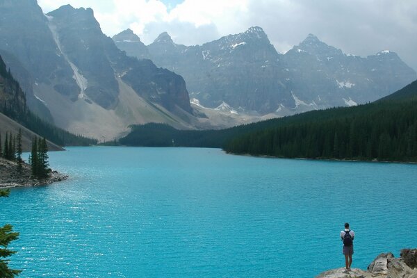 Paesaggio di montagna con lago blu e foresta