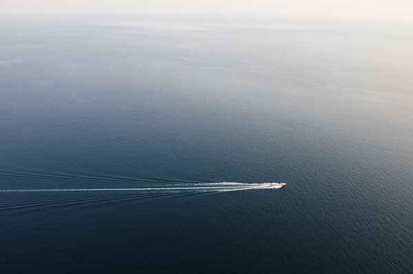 Ein einsames Boot schwimmt auf dem Meer