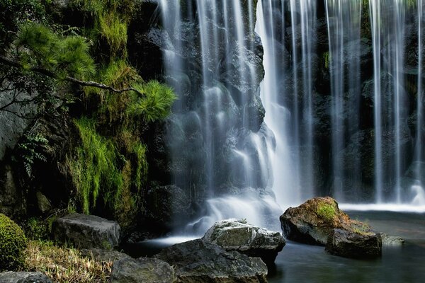 Belle cascade sur fond de pierres énormes