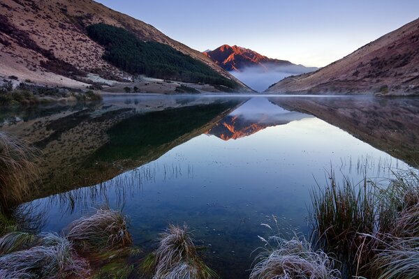 Riflessione delle montagne in un lago in Nuova Zelanda