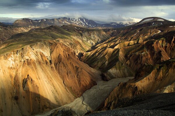 I raggi del sole illuminano montagne e creste