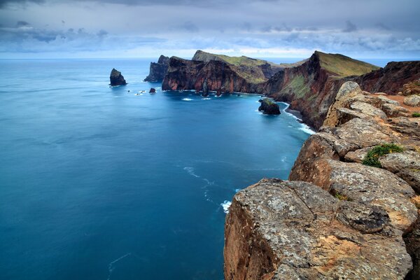 Urocze klify Portugalii na tle oceanu