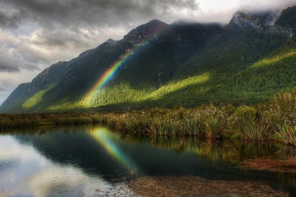 Arco iris de siete colores después de una fuerte lluvia