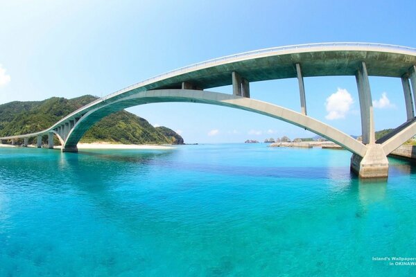 Niezwykły most w błękitnej zatoce
