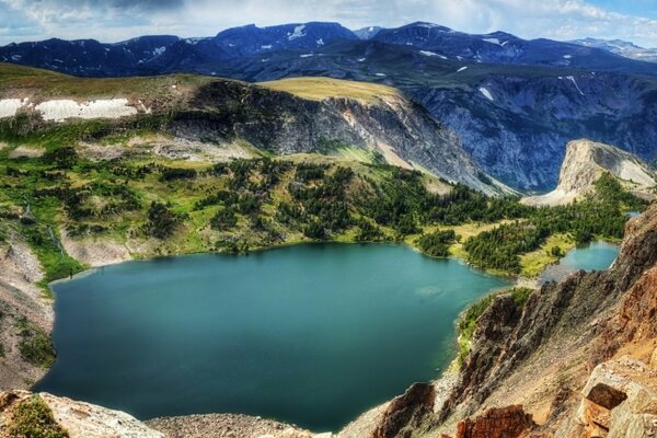 Hermosa foto de un lago en las montañas