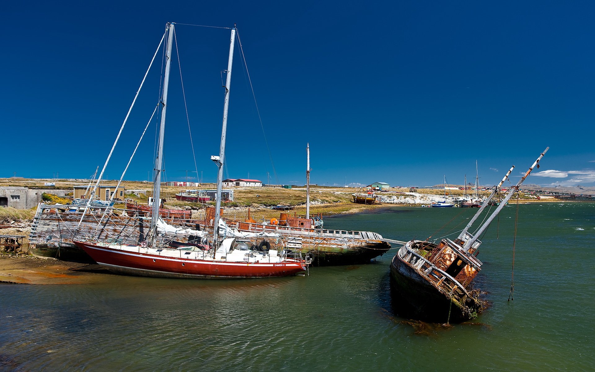 barcos costa cielo