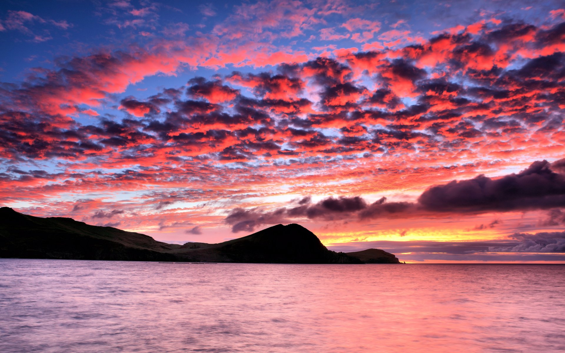 nuages montagne mer silhouette ciel coucher de soleil