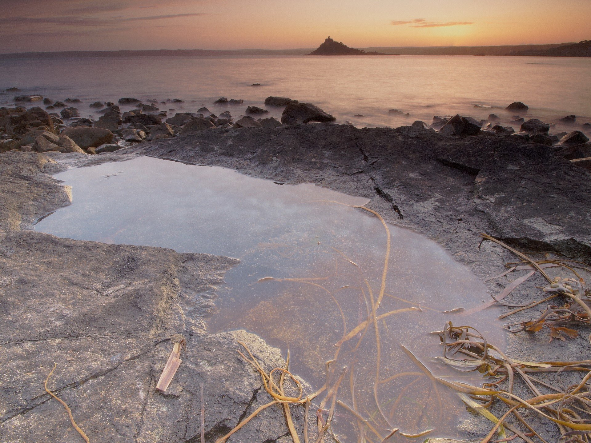 tones night beach a pool