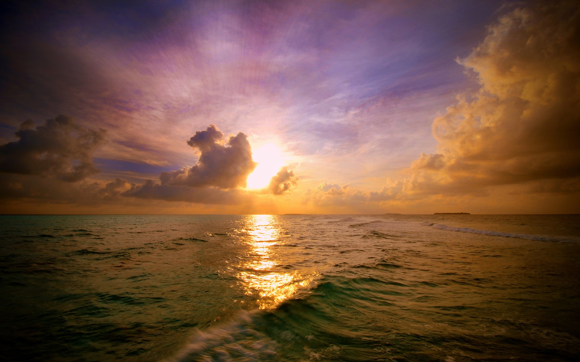 paysage mer soleil rayons vague réflexion éblouissement ciel nuages lumière