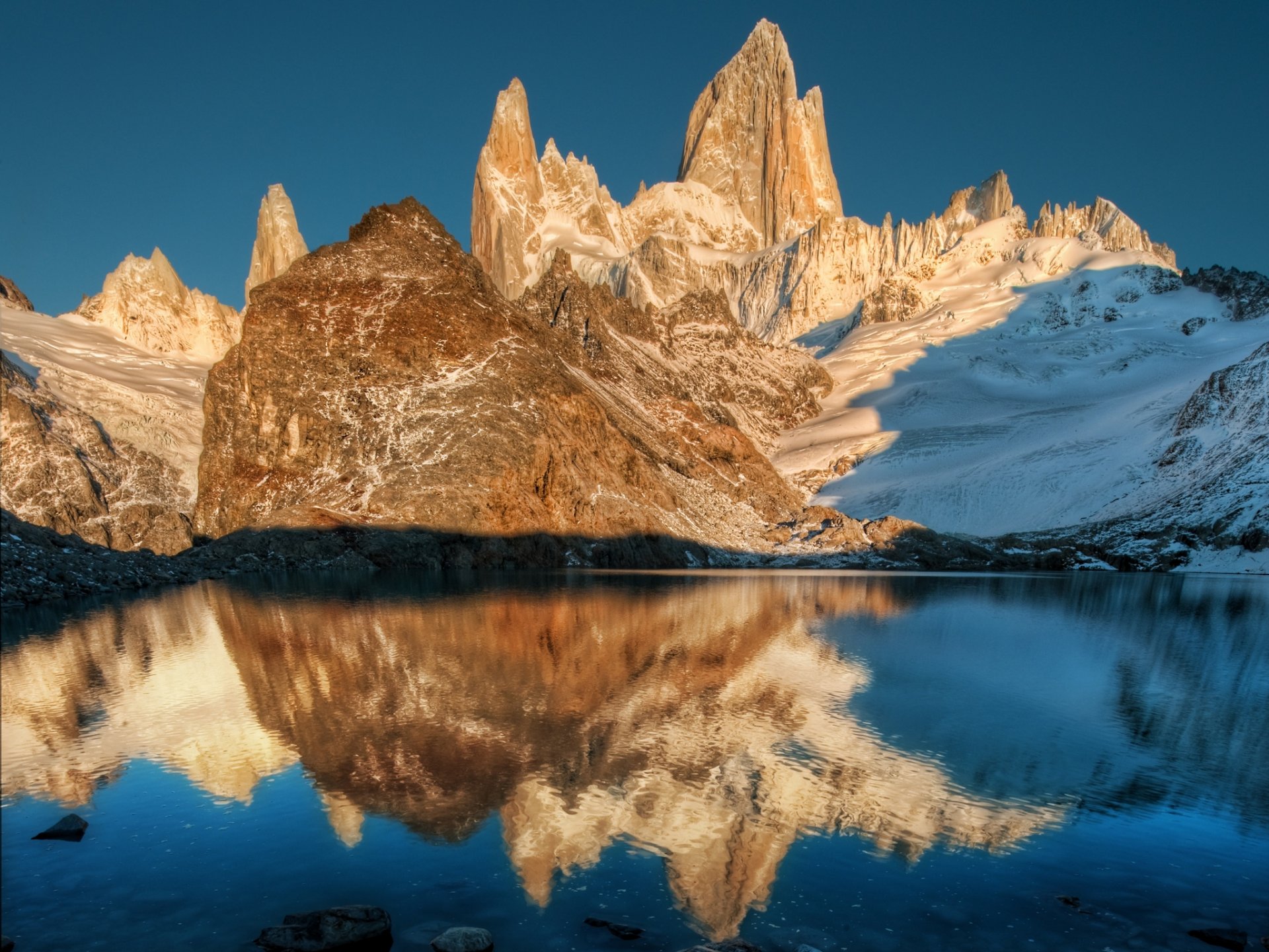 montagnes lac réflexion