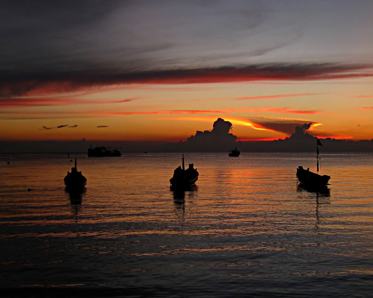 bateaux eau coucher de soleil