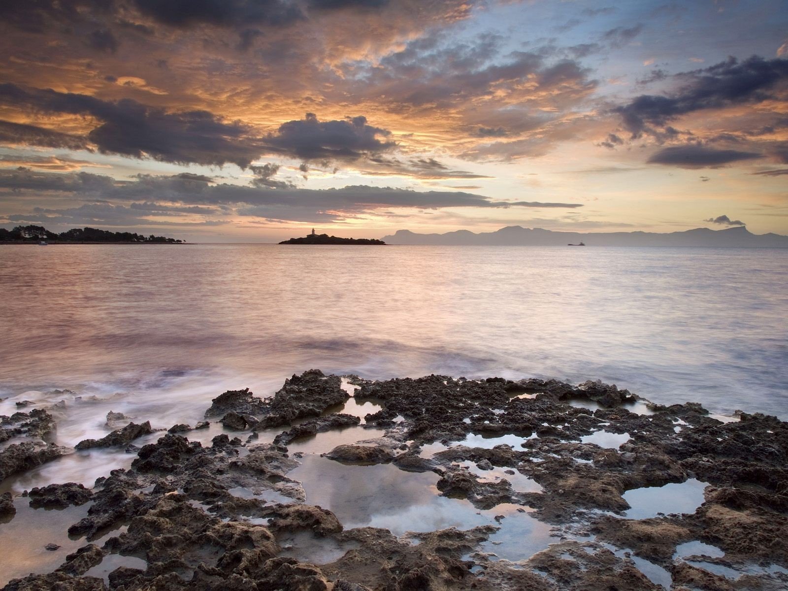 playa lago nubes