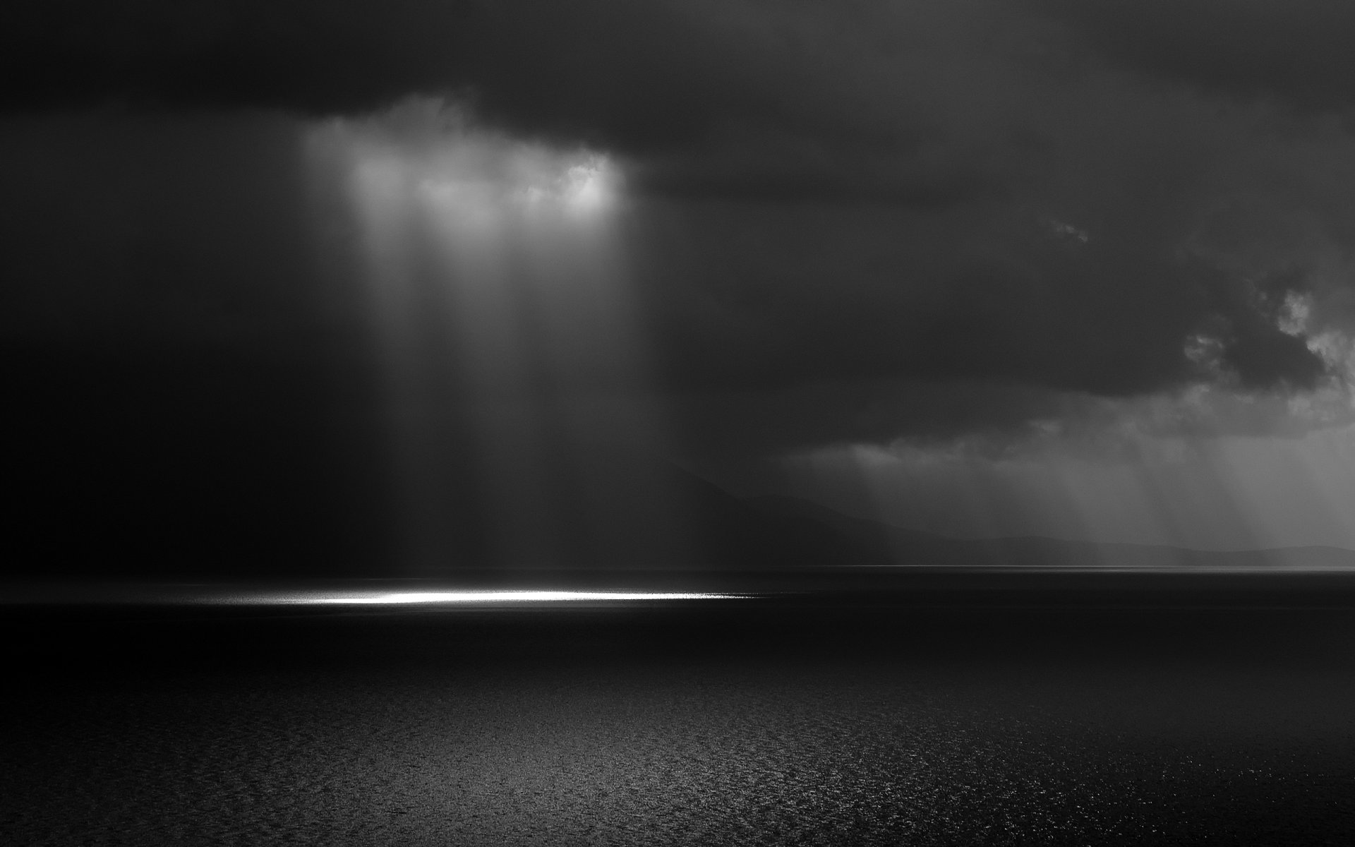 schwarz und weiß wolken meer himmel strahlen licht