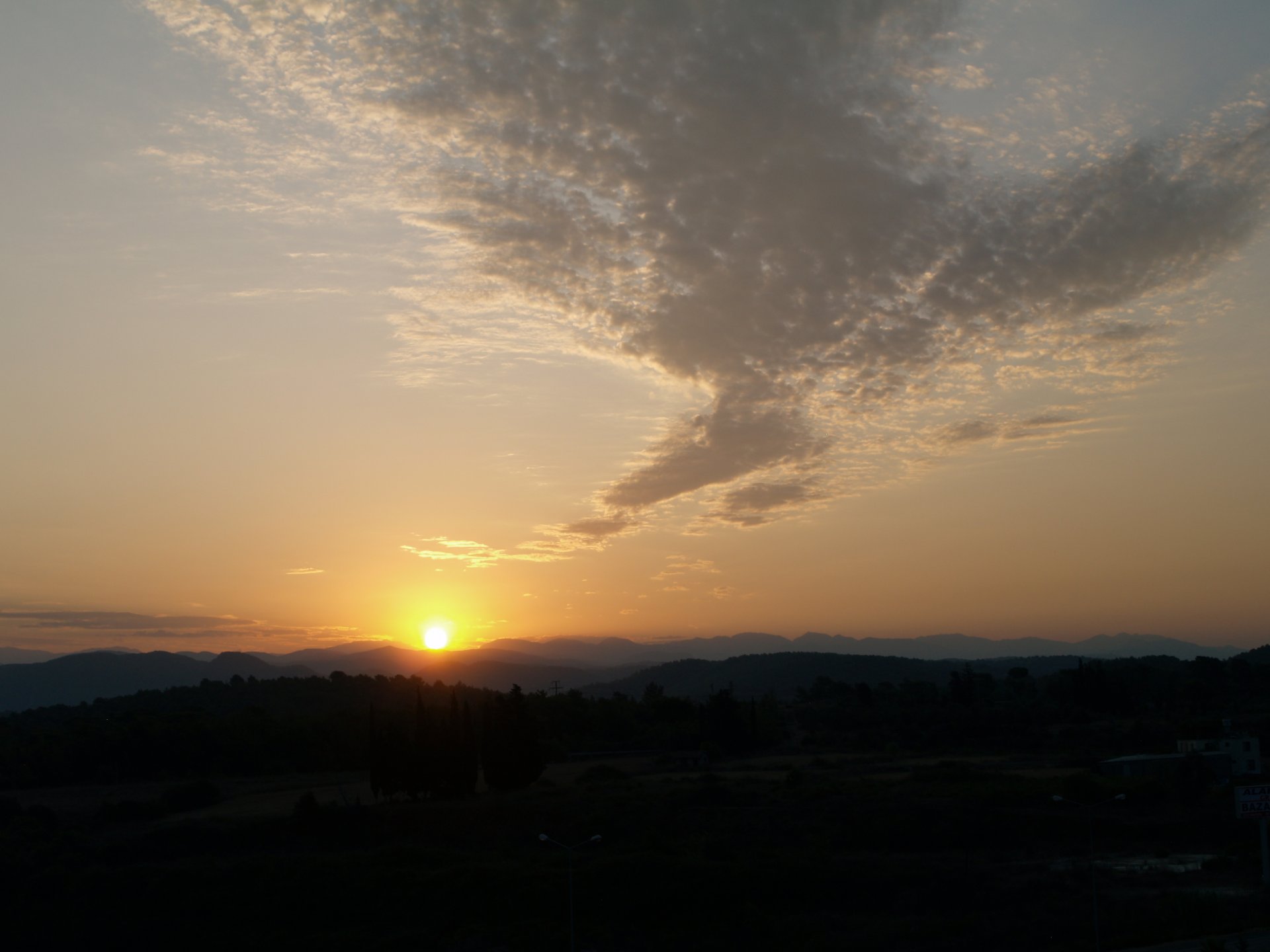 amanecer sol montañas nubes