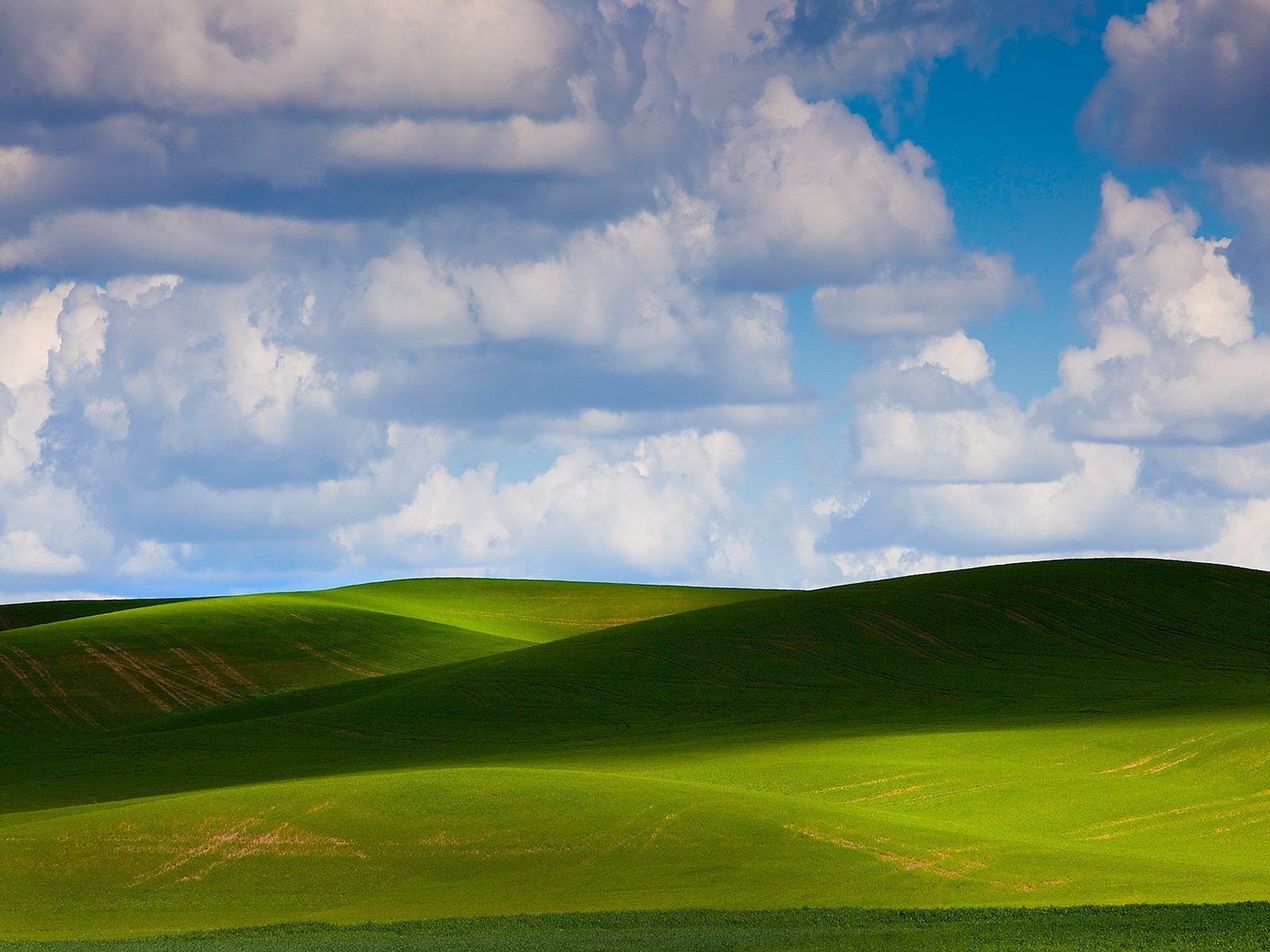 campo nuvole colline