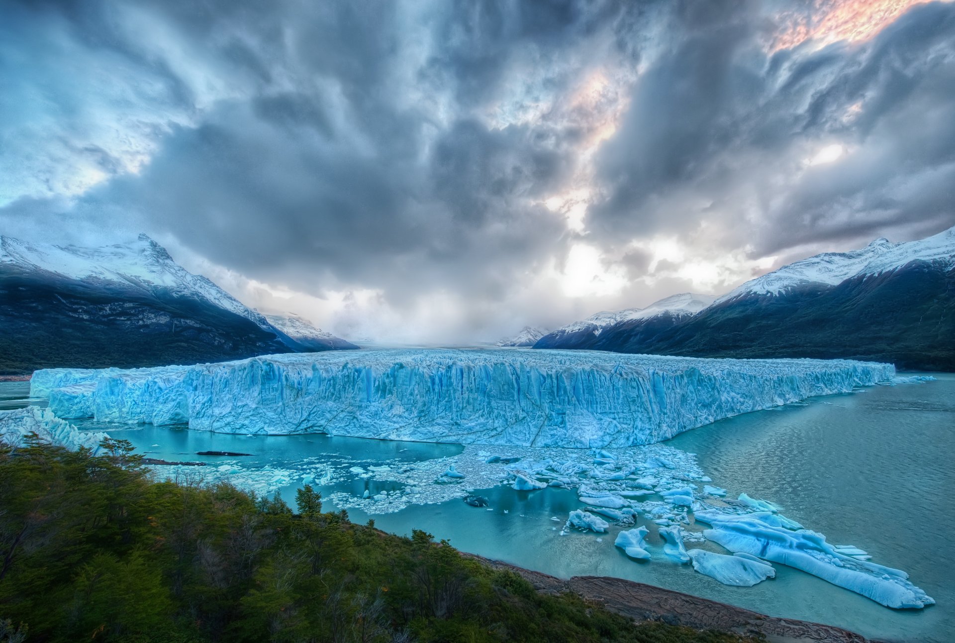 iceberg montagnes paysage forêt eau