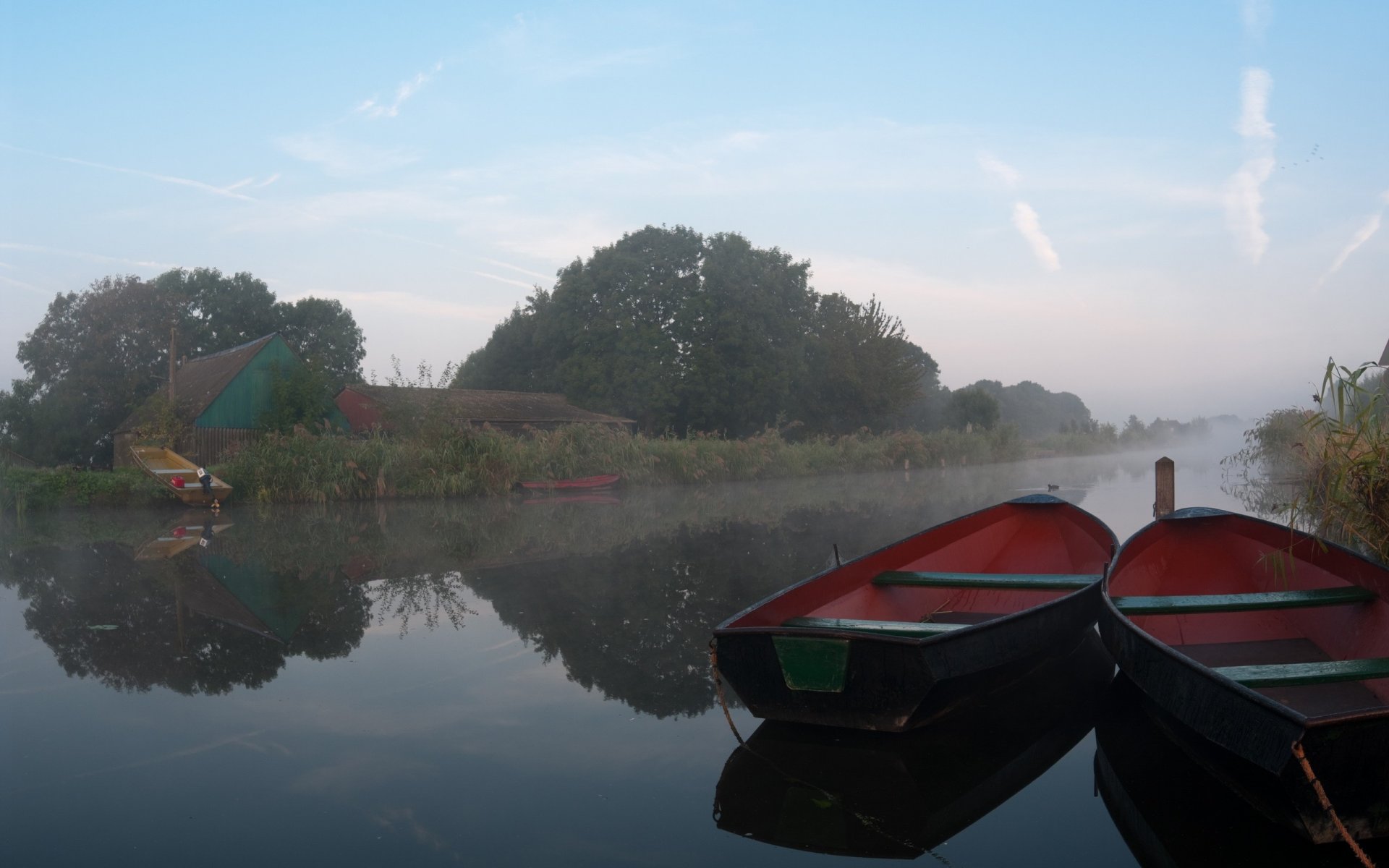 barche fiume nebbia