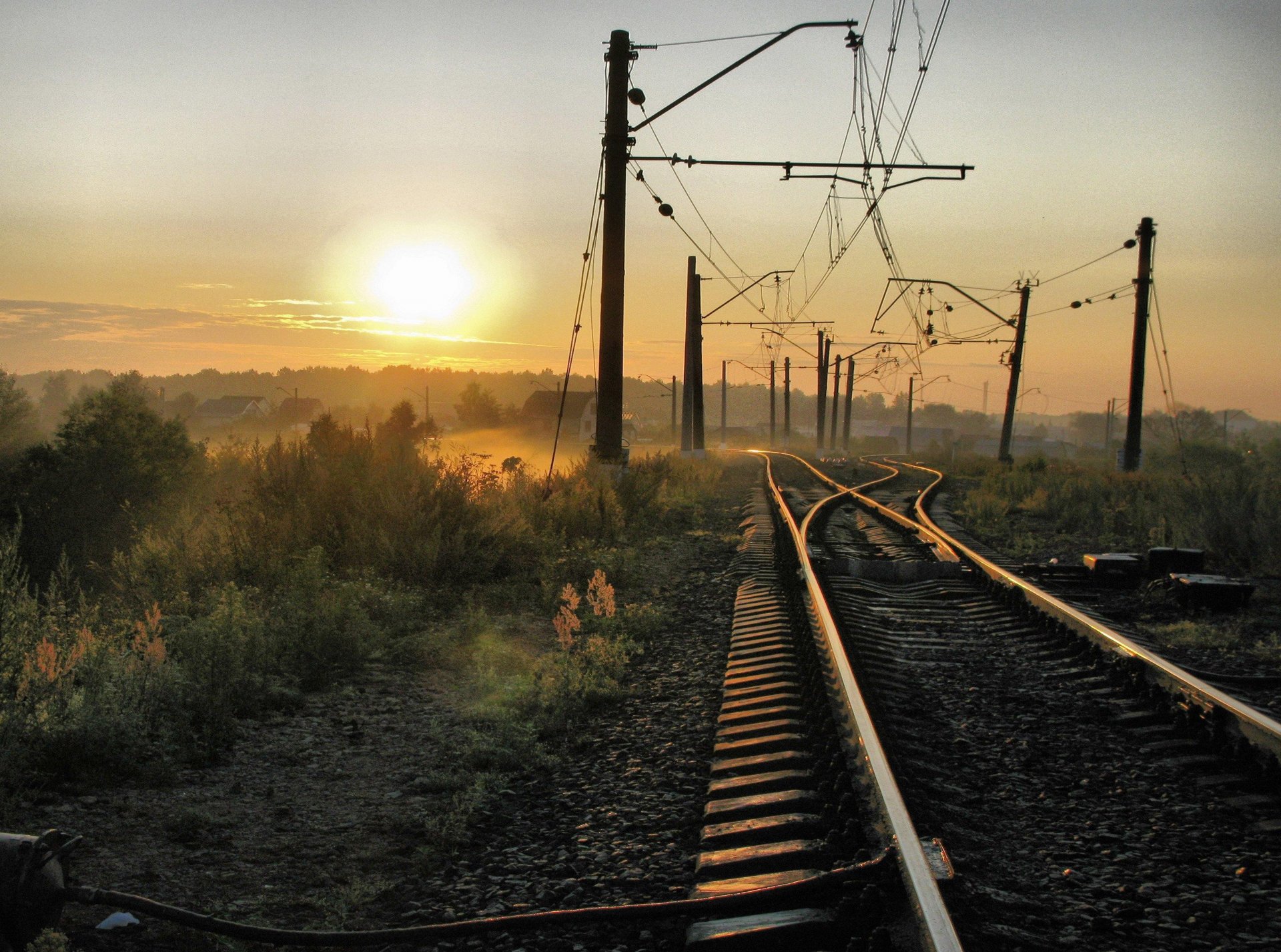 chemin de fer soleil chemins fils brouillard maisons