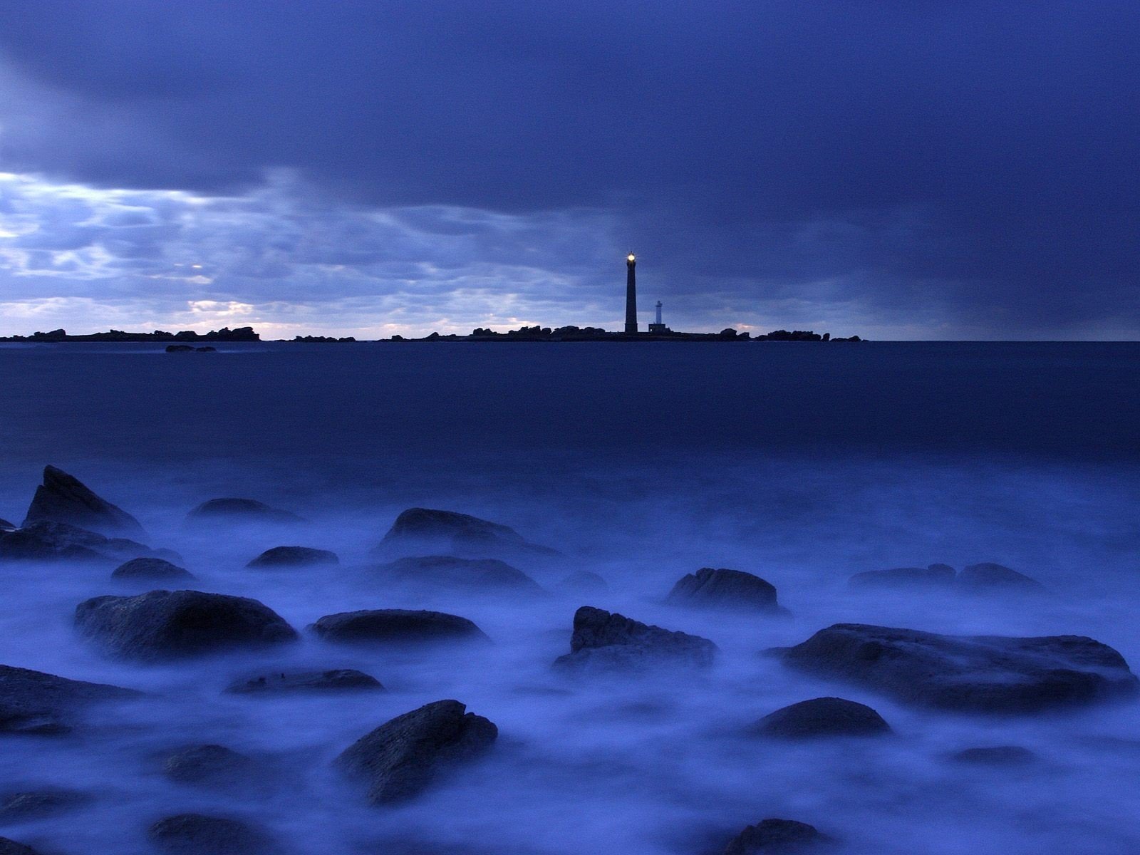 pierres phare bleu mer