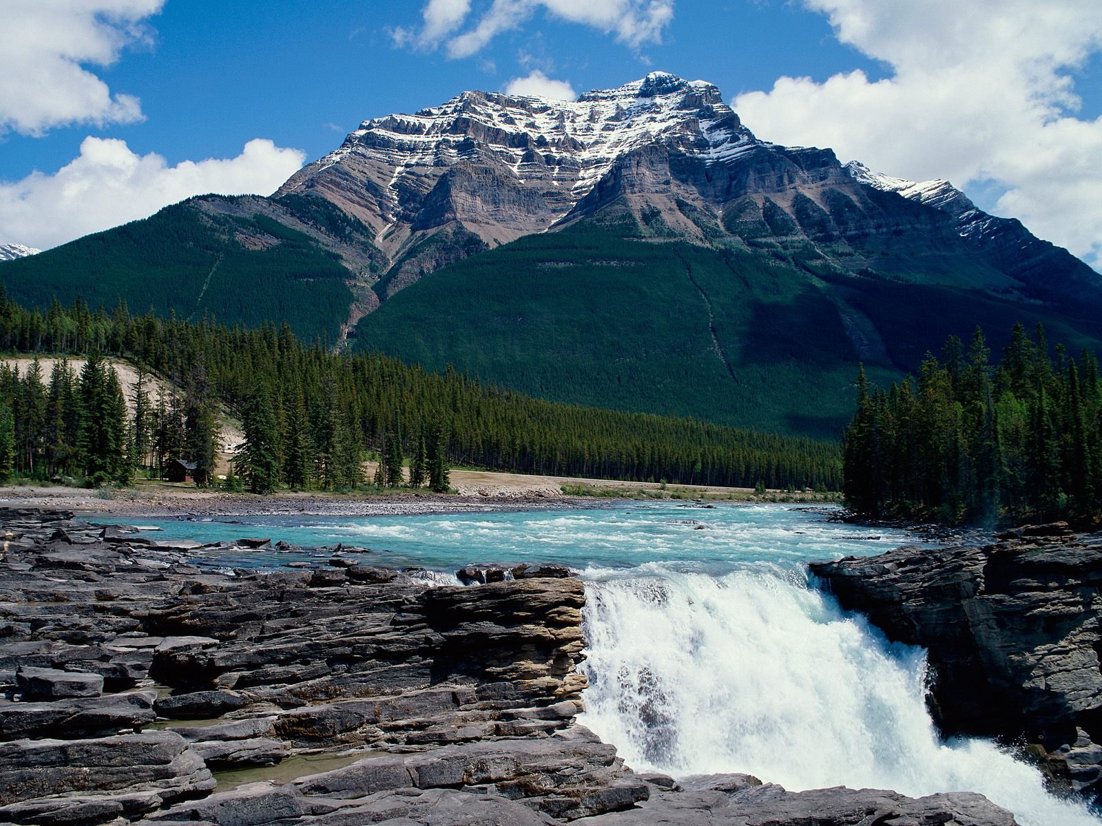 montagne cascade ciel