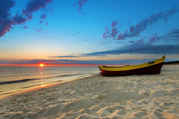 Barco en una playa de arena vacía