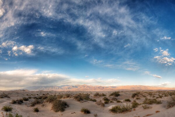 Desierto antes del atardecer. los rayos del sol Poniente en las montañas