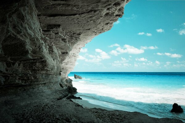 Plage de mer rocheuse inhabituelle