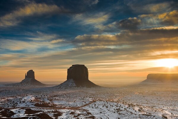 Rocce del deserto sullo sfondo dell alba